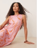 plisse sveless midi dress in pink swirl print